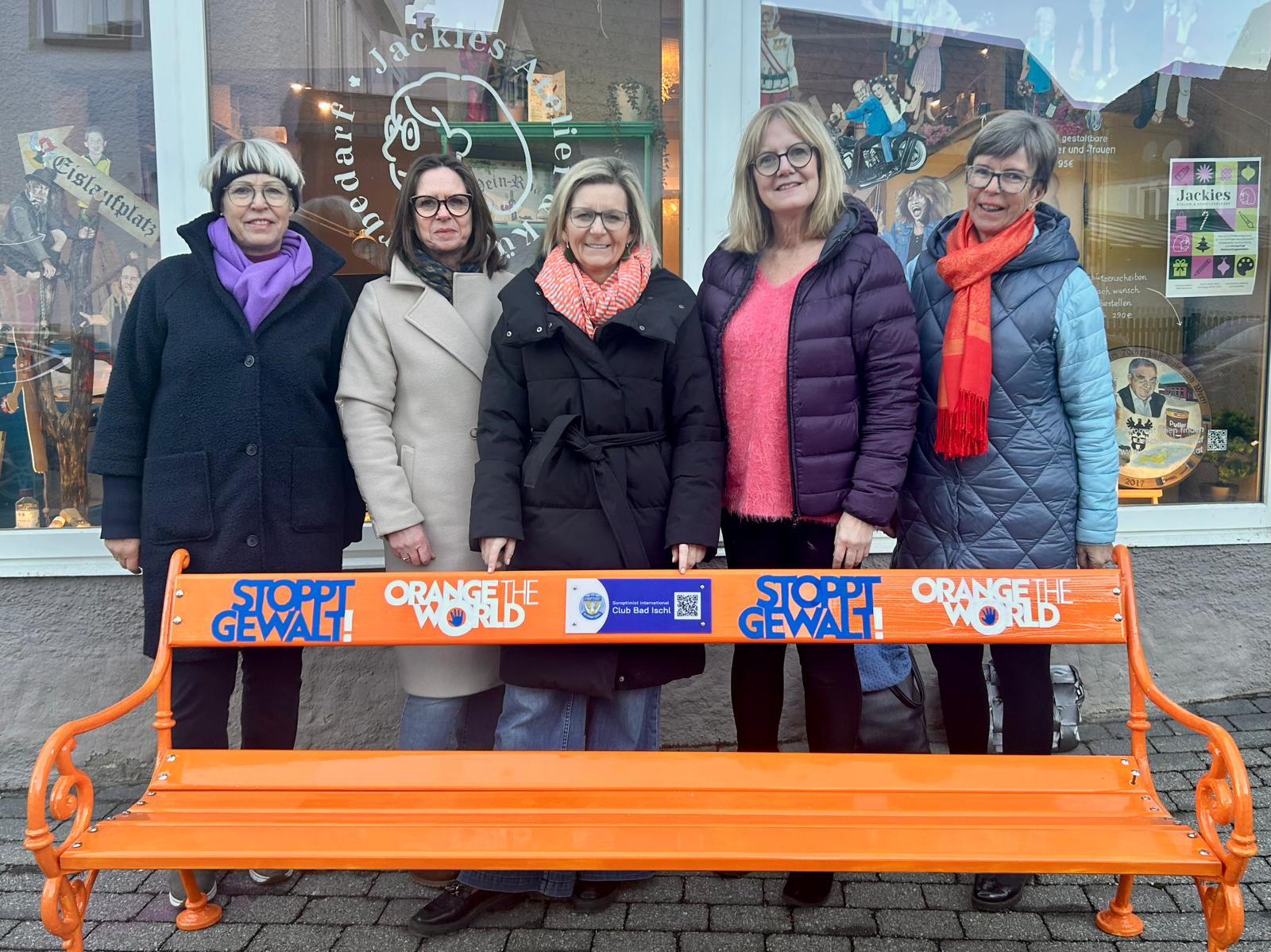 Eine orange Sitzbank anlässlich der Initiative“Orange The World“